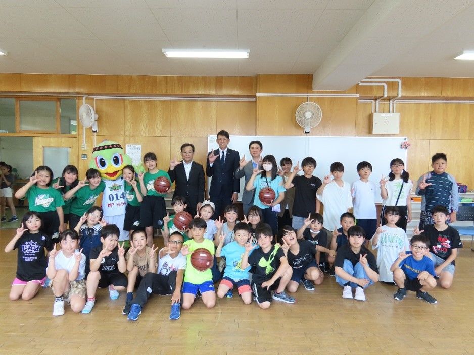レバンガ北海道のSDGsパートナーとして札幌市立緑丘小学校にバスケットボールを寄贈しました
